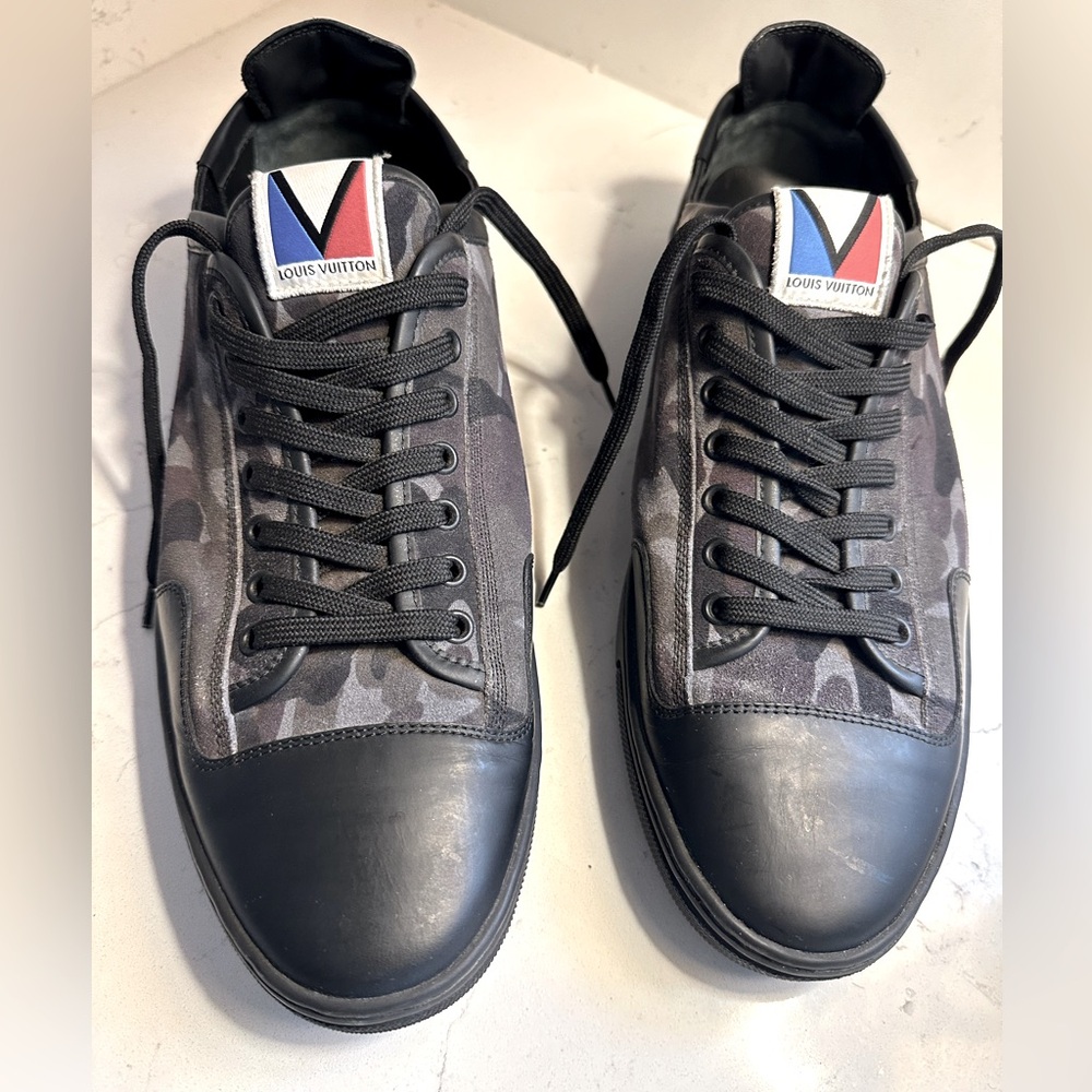 Louis Vuitton sneakers sz 9.5/10